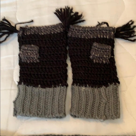 Kids fun character ear muffs and fingerless gloves - Picture 2 of 3